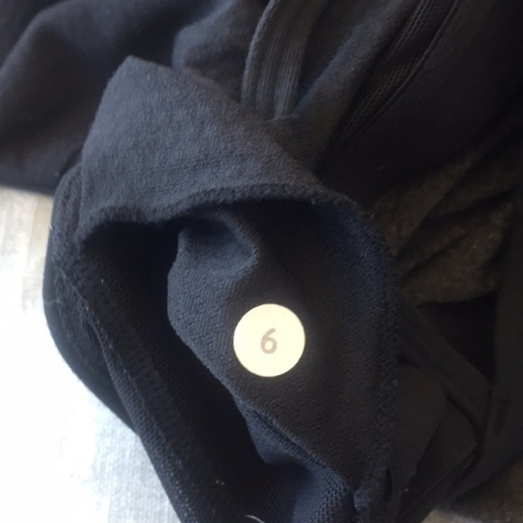 Lululemon top in black size 6. - Picture 4 of 4